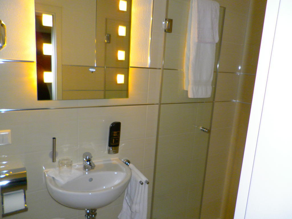 Astra Hotel Kaiserslautern Rum bild
